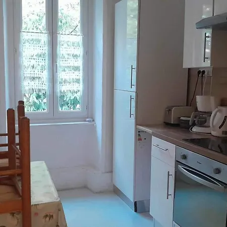Cosy à Néris-les-bains, 20 M², Balcon Avec Vue