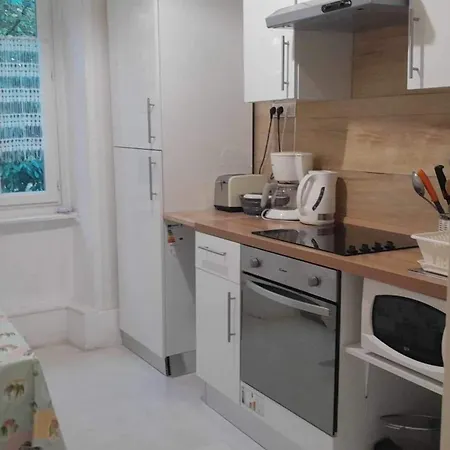Appartement Cosy à Néris-les-bains, 20 M², Balcon Avec Vue